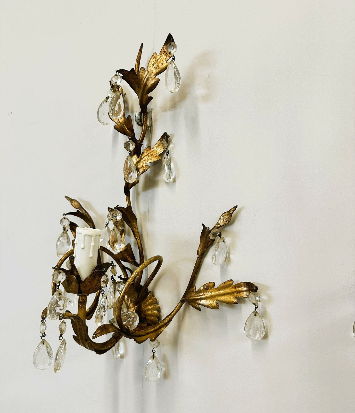 photo furniture Vintage Gouden Bladgoud Kristallen Wandlampen Met 1 Lichtpunt, Ca. Jaren 1950.