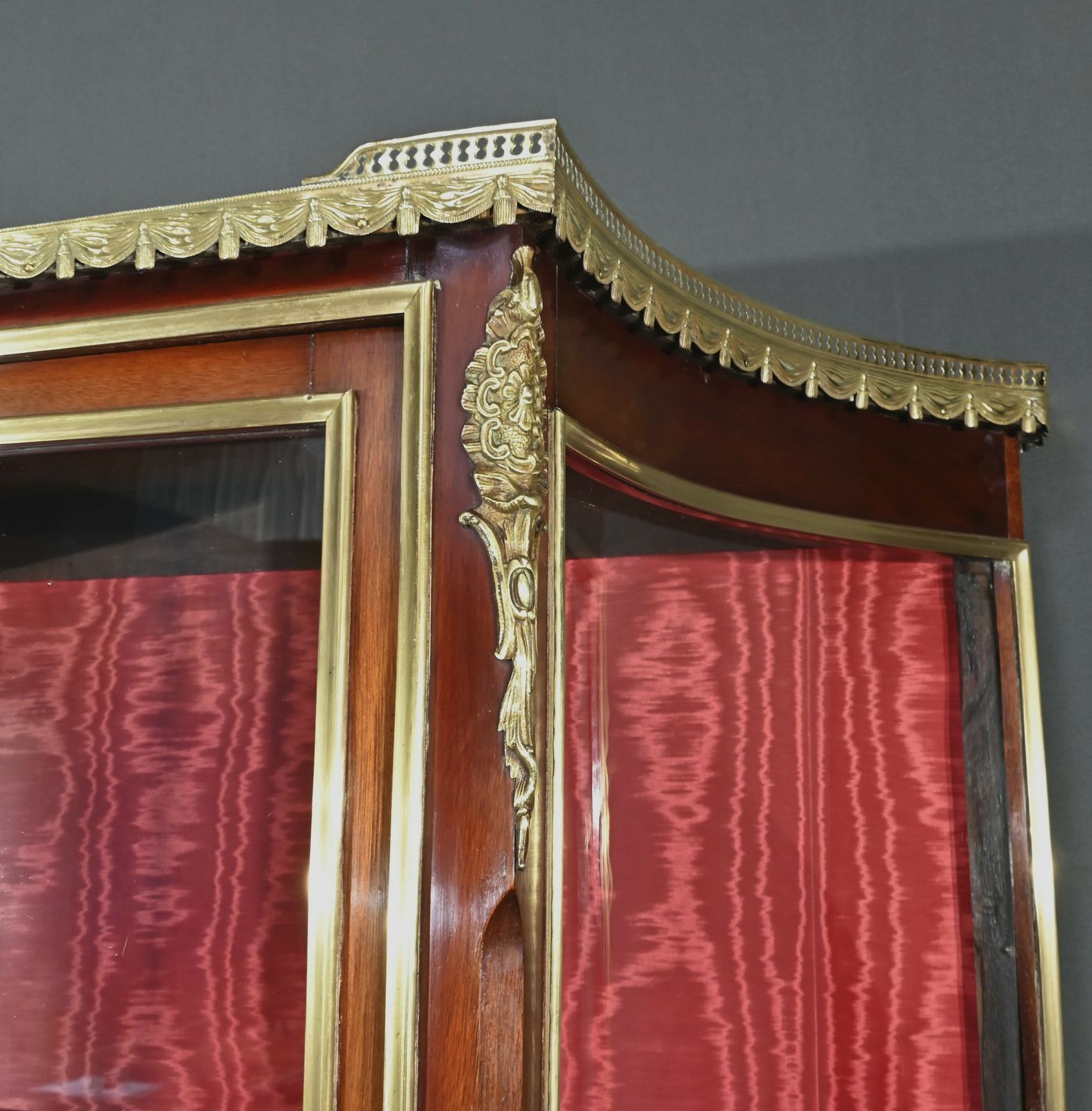 Mahogany Display Case, Transition Style Louis XV Louis XVI – Part 1 Of The 20th Century photo vinterior