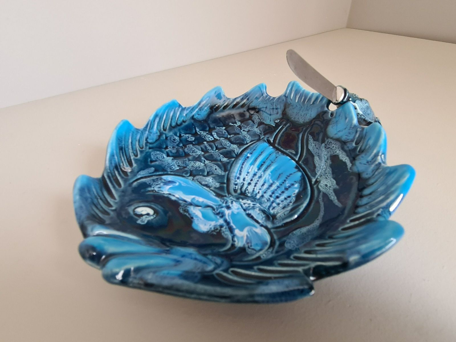 Ceramic Butter Dish Signed Vallauris Fish Decor And Its Knife / Fish / Ceramic / 1960 / French Riviera / Mid Century / 20th photo vinterior