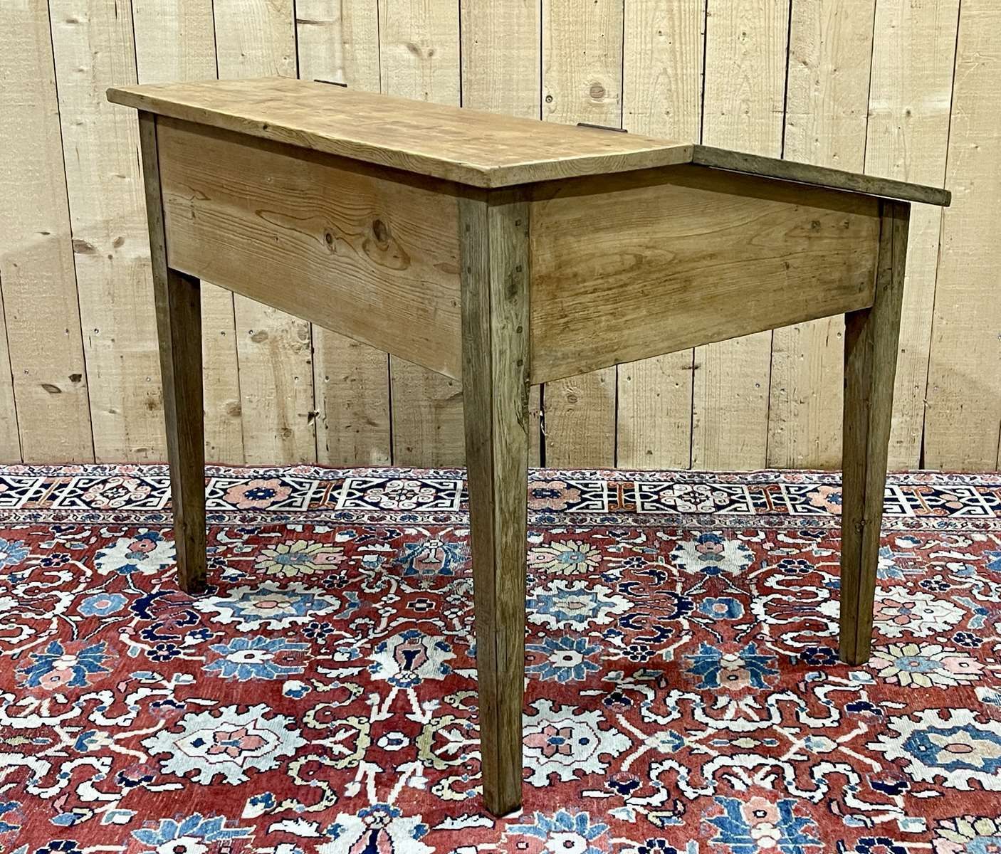 photo vinterior Rustic Sloping Desk From The 19th Century In Oak And Fir
