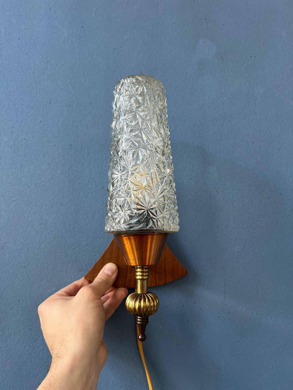 Vintage Teakhouten Wandlamp Met Helder Glas photo vintage