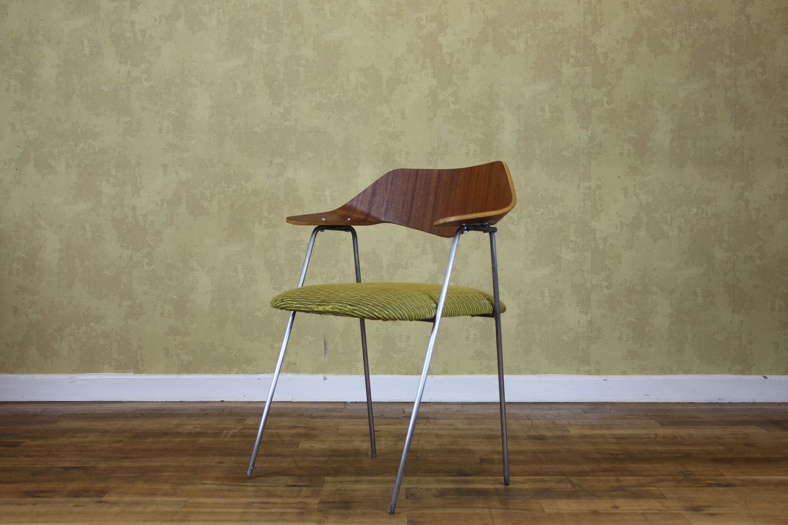 Hille Model 657 Chair By Robin Day