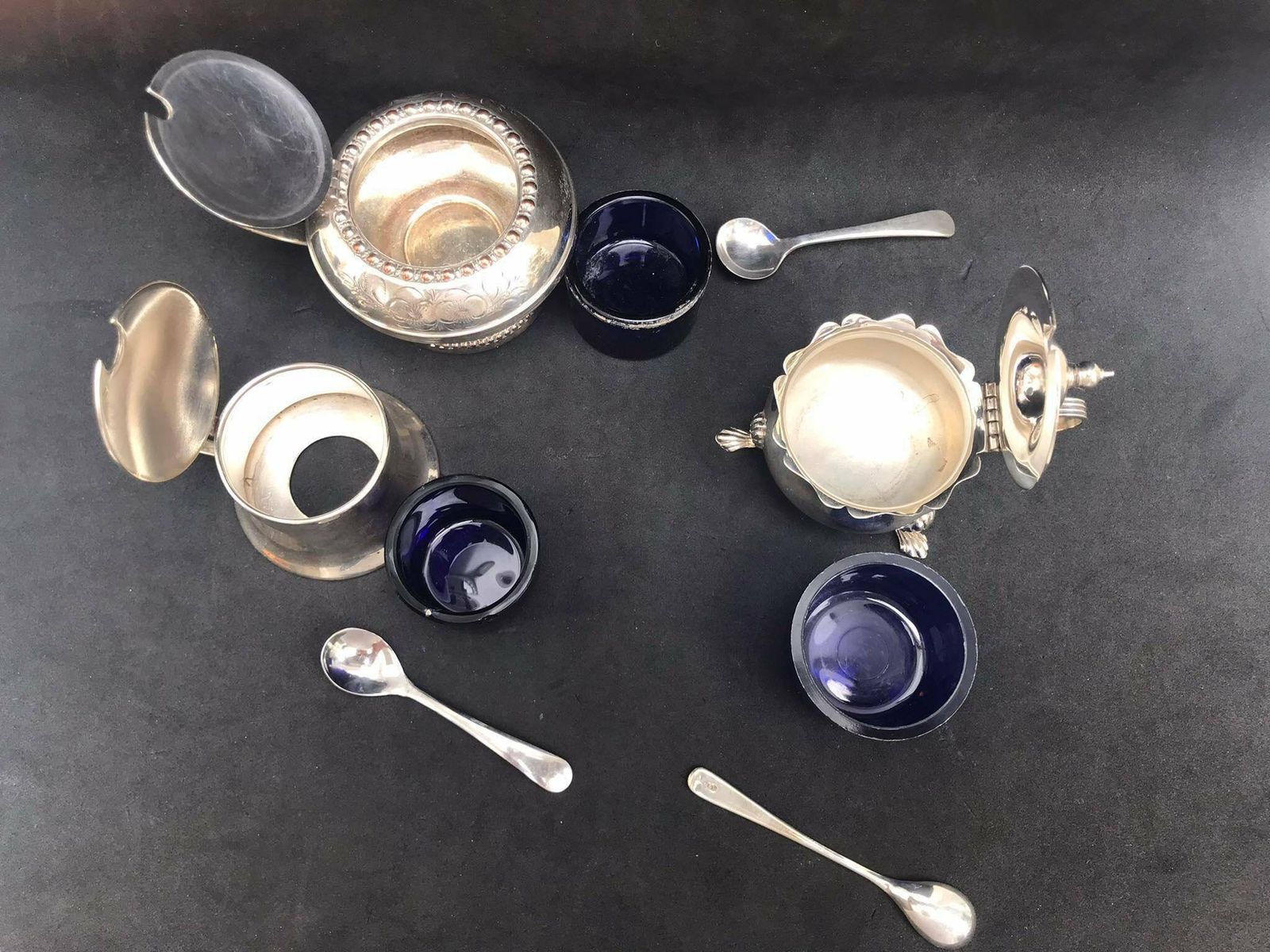 Victoriaans Zout  En Peperstelletje Met Deksel En Glazen Inzet – Condimentset Van 3 Stuks – Verzilverd Engels Zilver photo Woonaccessoires