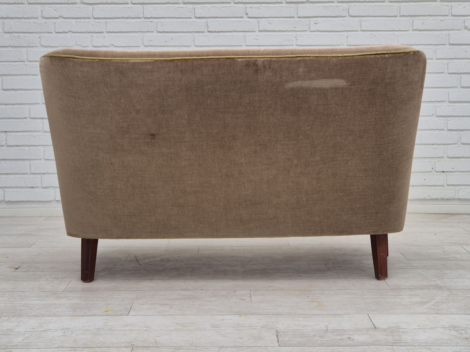 photo furniture Deens 2 Zits Bankstel, Ca. Jaren 1960, Meubilairvelours Bekleding, Beukenhouten Poten.