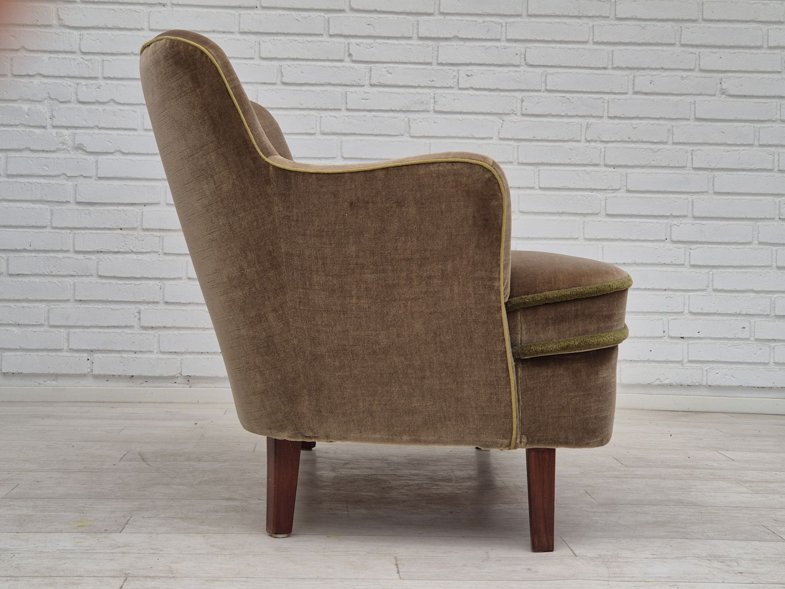 photo vinterior Deens 2 Zits Bankstel, Ca. Jaren 1960, Meubilairvelours Bekleding, Beukenhouten Poten.