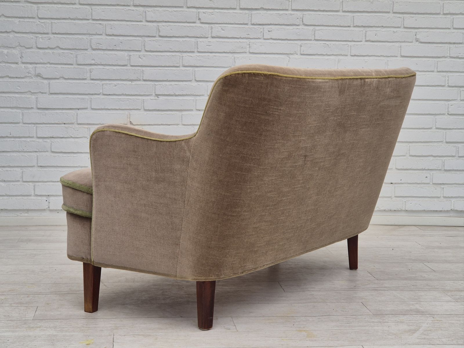 photo buy Deens 2 Zits Bankstel, Ca. Jaren 1960, Meubilairvelours Bekleding, Beukenhouten Poten.