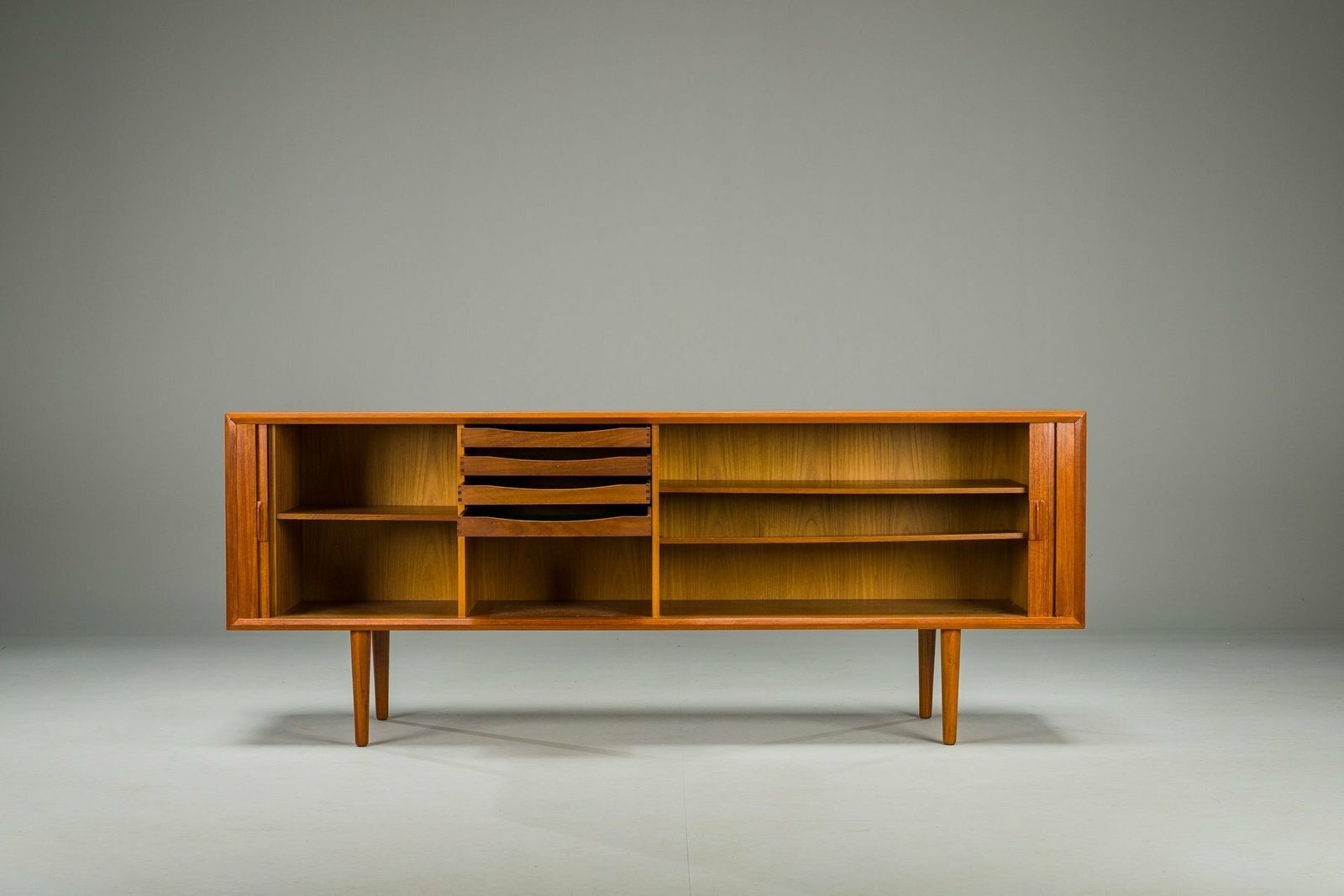 Svend Aage Larsen Zugeschriebenes Teak Sideboard Für Faarup Furniture Factory, Dänemark, 1960er photo furniture