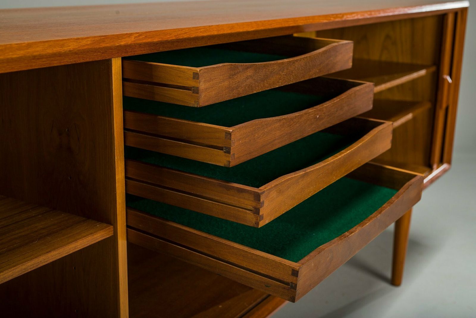 photo vinterior Svend Aage Larsen Zugeschriebenes Teak Sideboard Für Faarup Furniture Factory, Dänemark, 1960er