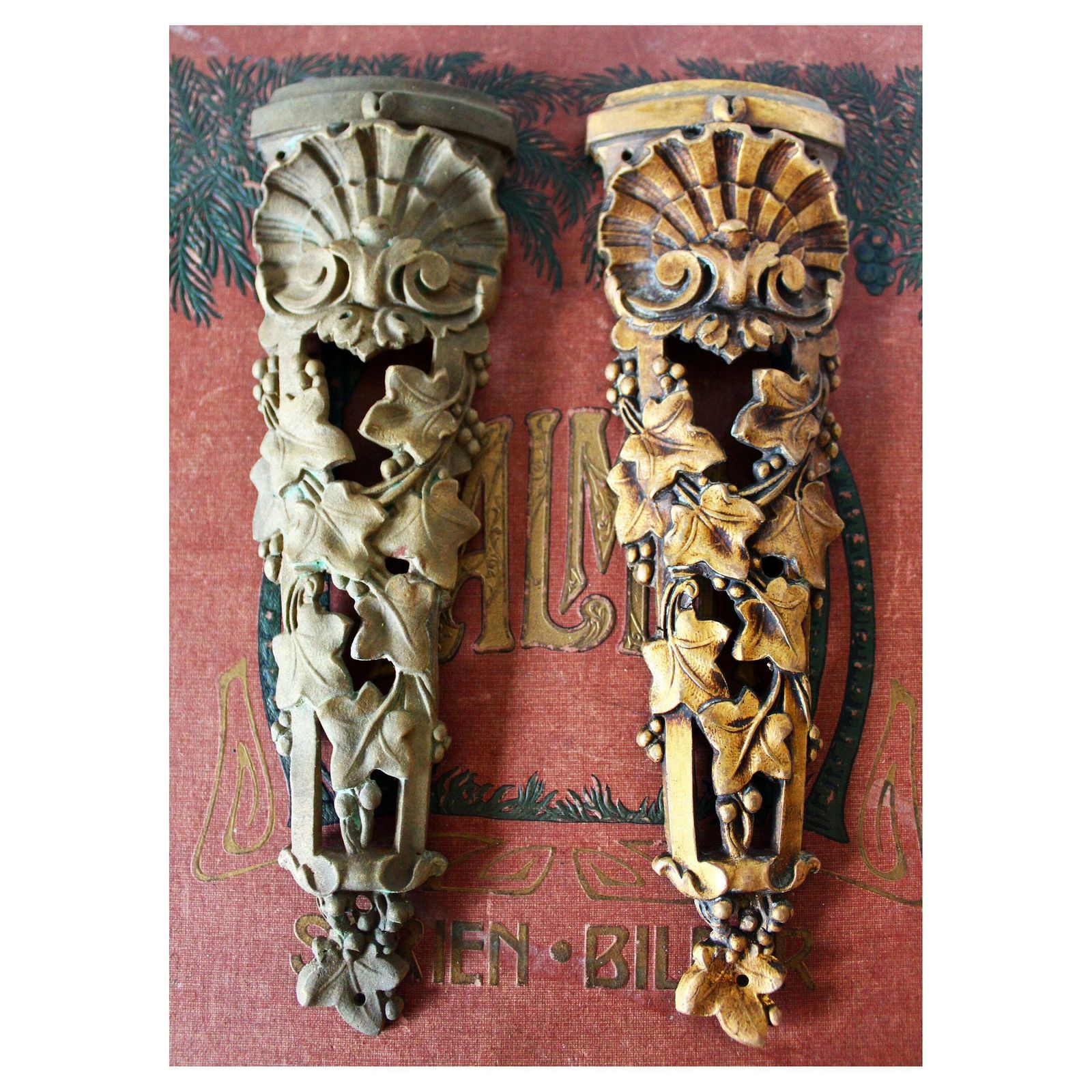 2 Antieke Franse Zwaar Gegoten Bronzen Frontons, Fournier Paris, Meubelversieringen, Napoleon Empire Regency Rococo Schelp Klimopranken
