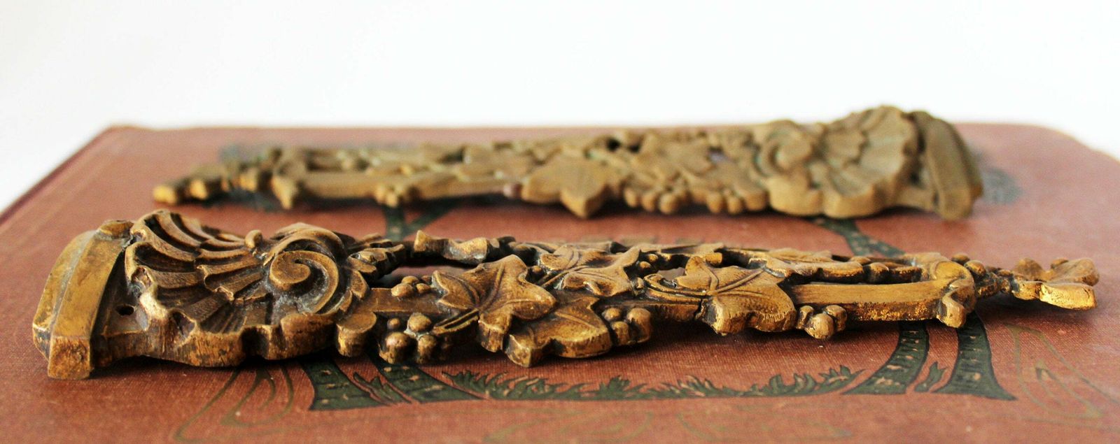 2 Antieke Franse Zwaar Gegoten Bronzen Frontons, Fournier Paris, Meubelversieringen, Napoleon Empire Regency Rococo Schelp Klimopranken photo vinterior