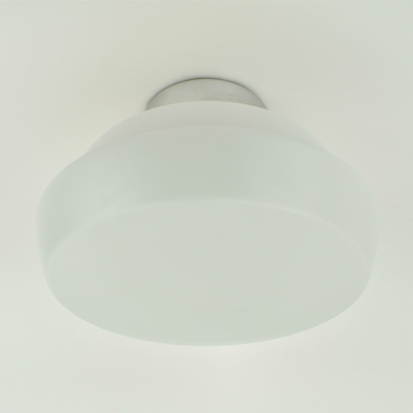 Art Deco Plafondlamp Bauhaus Mid Century Modern | Wit Gesatineerd Glas Aluminium Badkamerlamp Modernistisch Minimalistisch Jaren 1930–1950 photo for sale