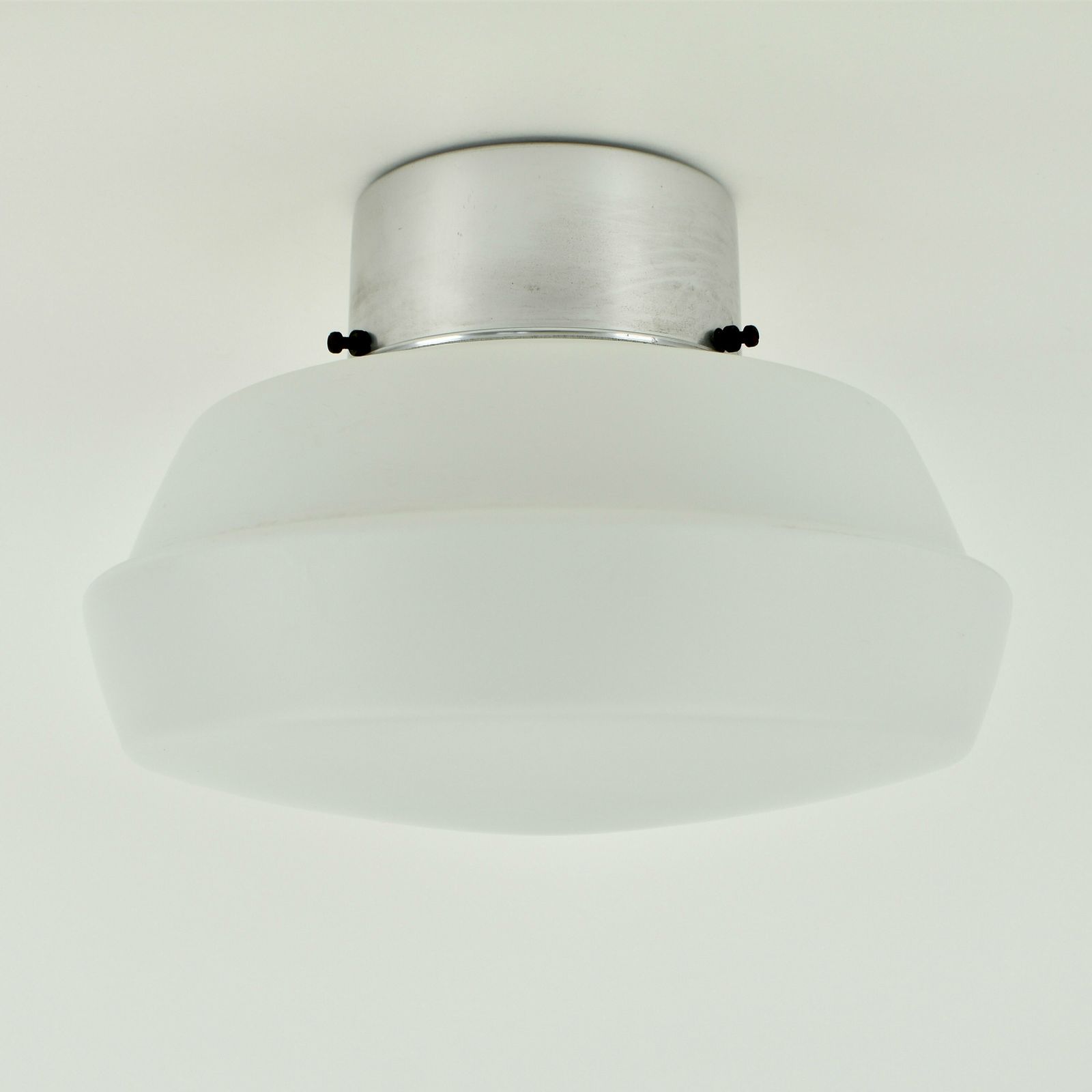 Art Deco Plafondlamp Bauhaus Mid Century Modern | Wit Gesatineerd Glas Aluminium Badkamerlamp Modernistisch Minimalistisch Jaren 1930–1950 photo vintage