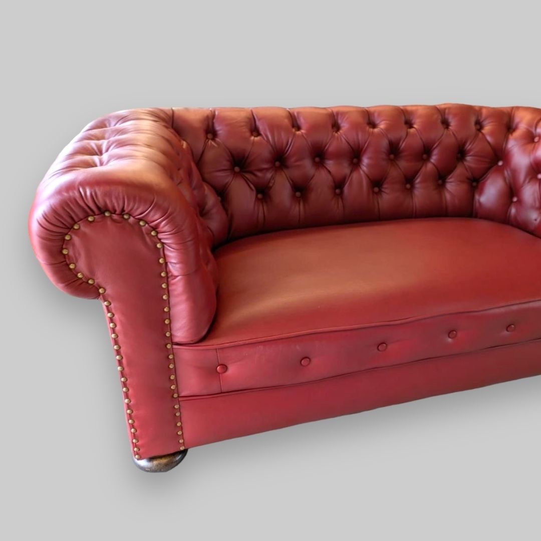 A Lovely 1930s Chesterfield Sofa In Alpha Romeo Red Leather photo vinterior