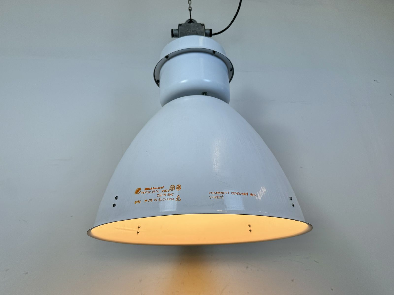 photo vintage Large White Enamel Industrial Factory Lamp From Elektrosvit, 1990s, 3x