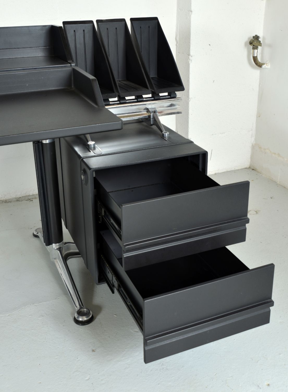 photo buy 1980s Herman Miller Burdick Group Post Modern Industrial Design Modular Office Desk USA