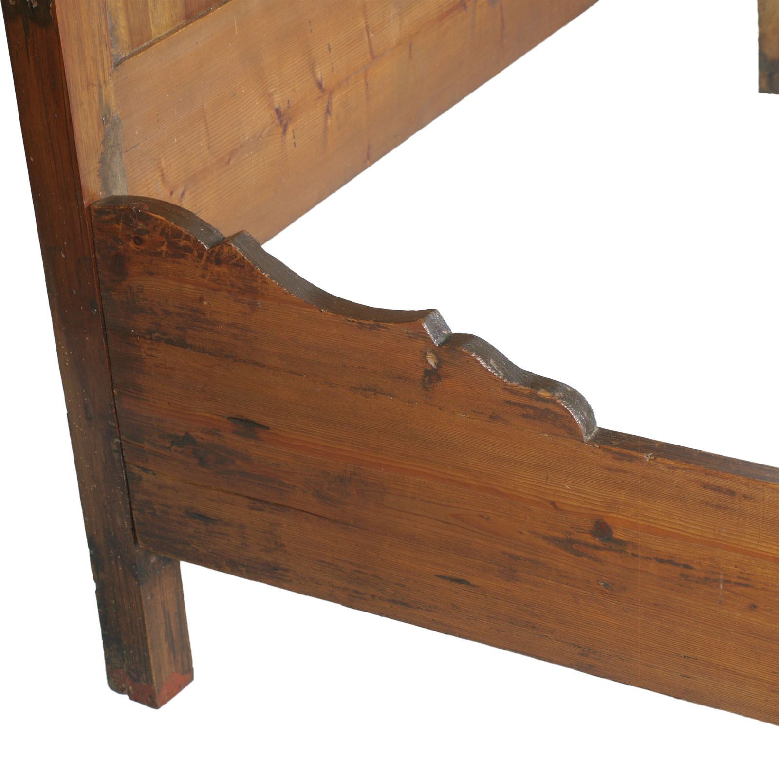 photo furniture Italy 19th Century Majestic Double Bed In Walnut Restored And Polished To Wax
