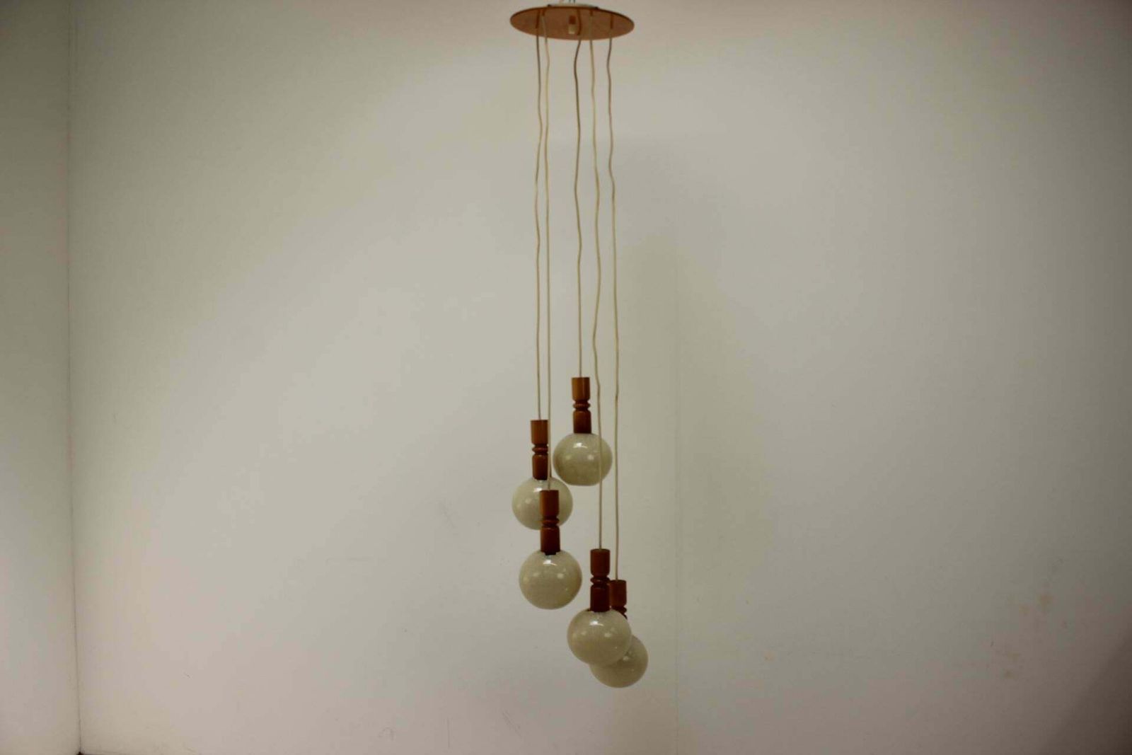 photo furniture Cascade Hanglamp Uit De Jaren 1970 Met Plastic Kappen, Tsjecho Slowakije