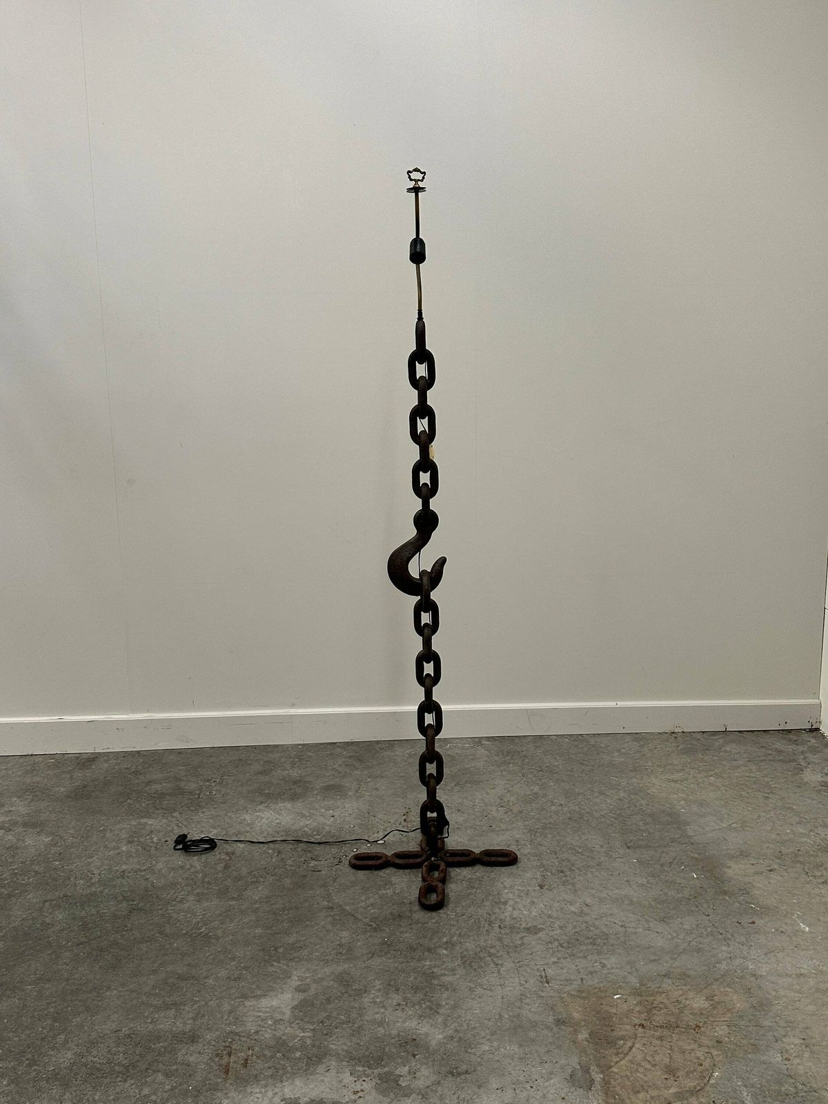 Brutalistische Vloerlamp Van Gietijzer En Scheepskettingschakels, Frankrijk, Ca. Jaren 1960.
