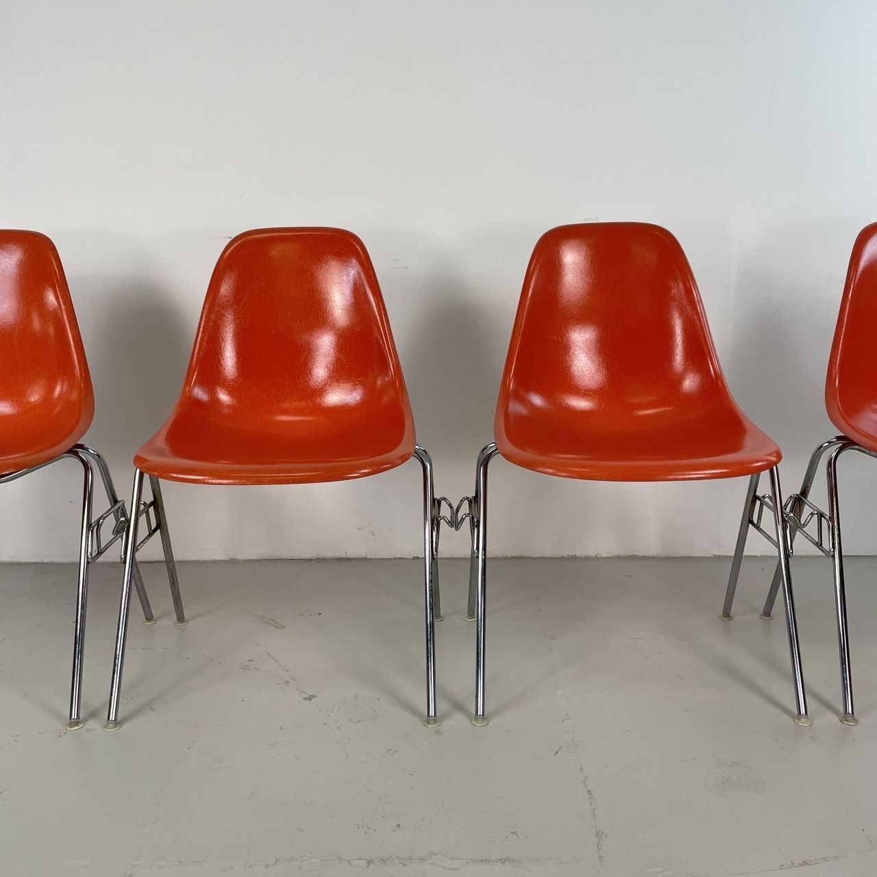 Set Of 4 Eames For Herman Miller Dss Side Chairs In Coral photo vinterior