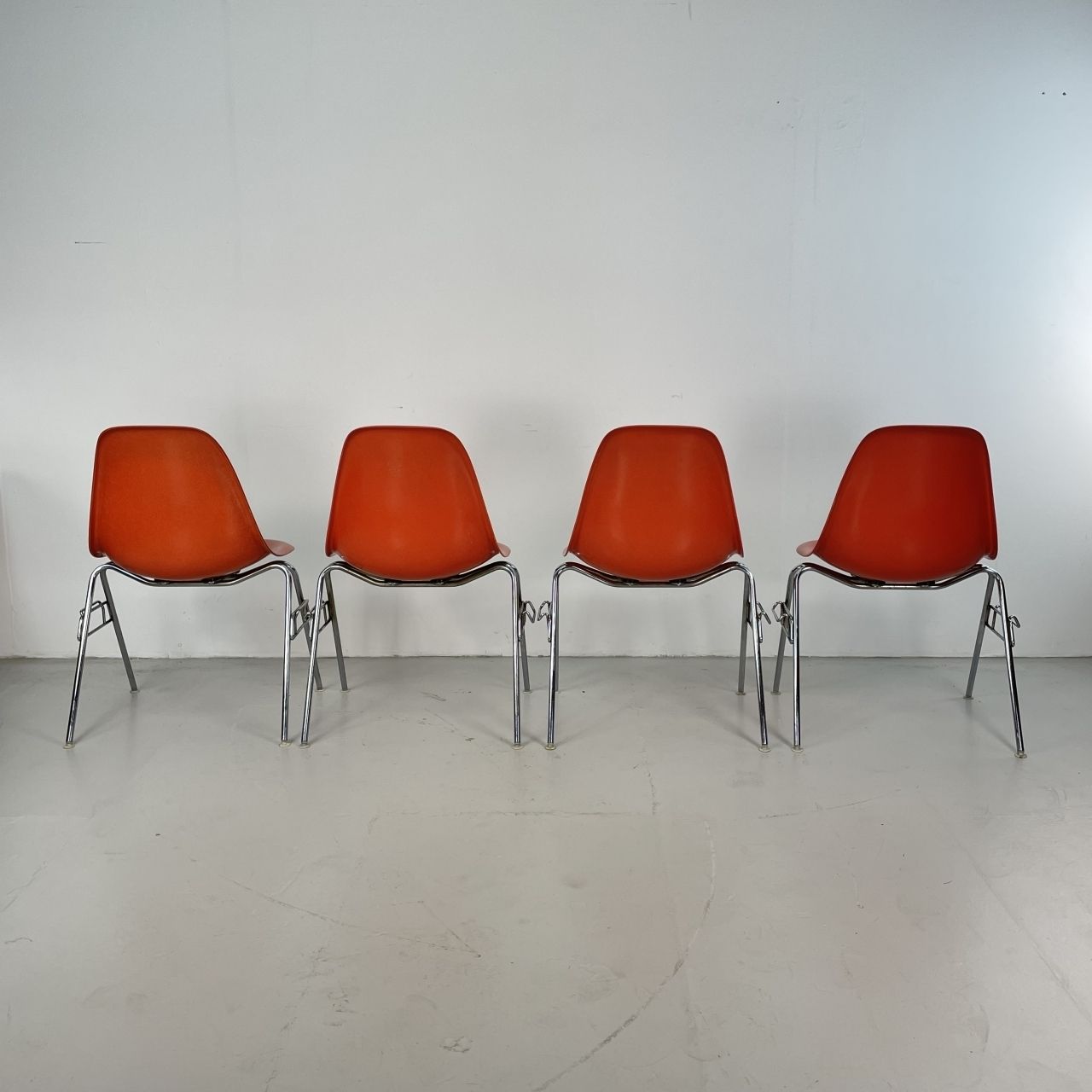 photo furniture Set Of 4 Eames For Herman Miller Dss Side Chairs In Coral