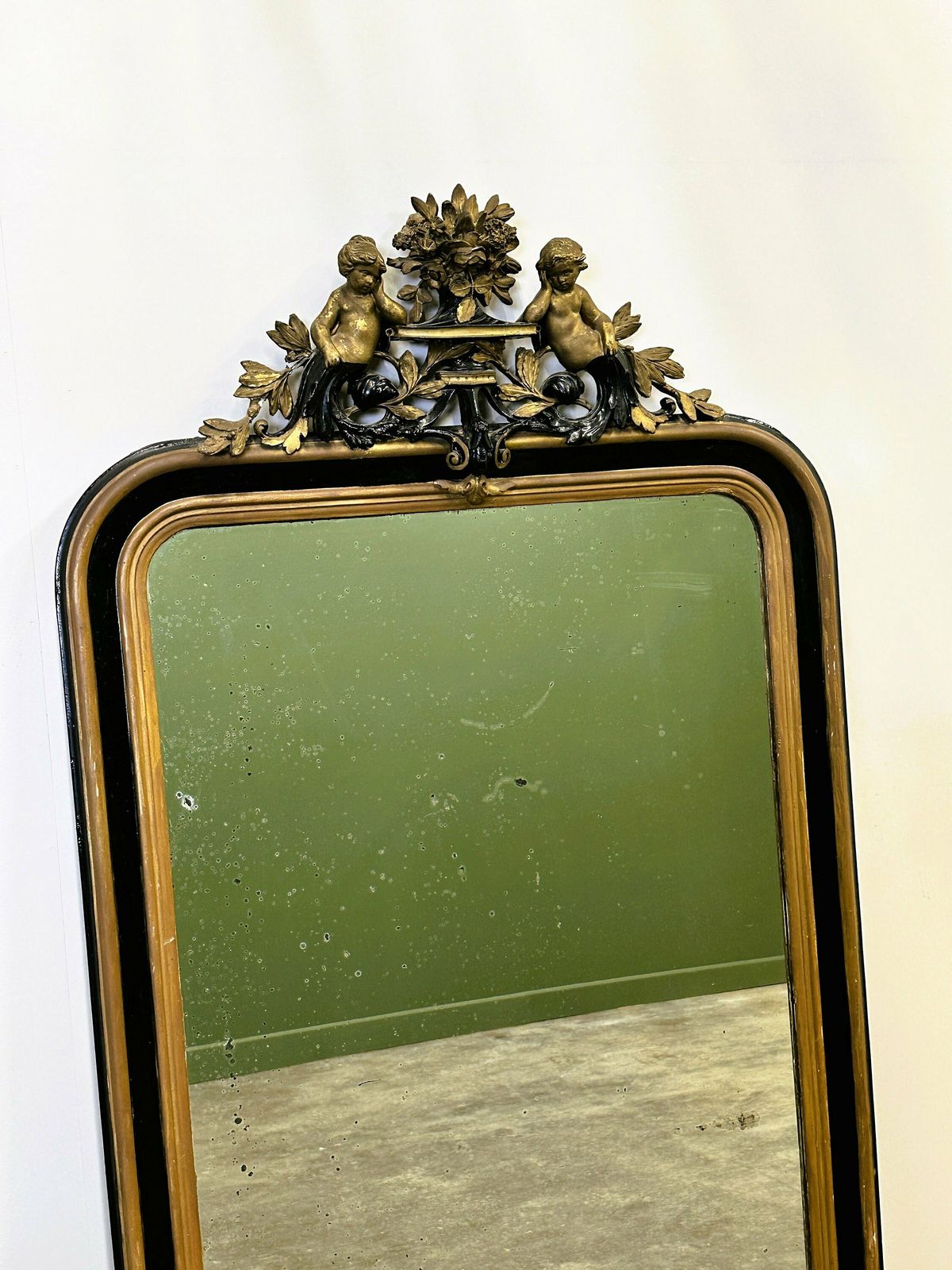 Antiek Zwart Gouden Spiegel Met Cupido, Frankrijk, 19e Eeuw.