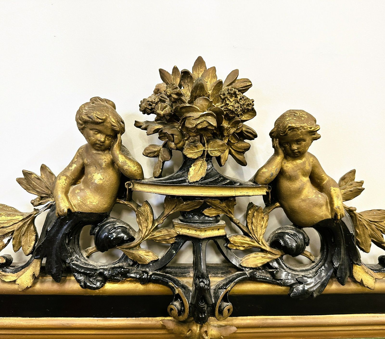 Antiek Zwart Gouden Spiegel Met Cupido, Frankrijk, 19e Eeuw. photo Woonaccessoires