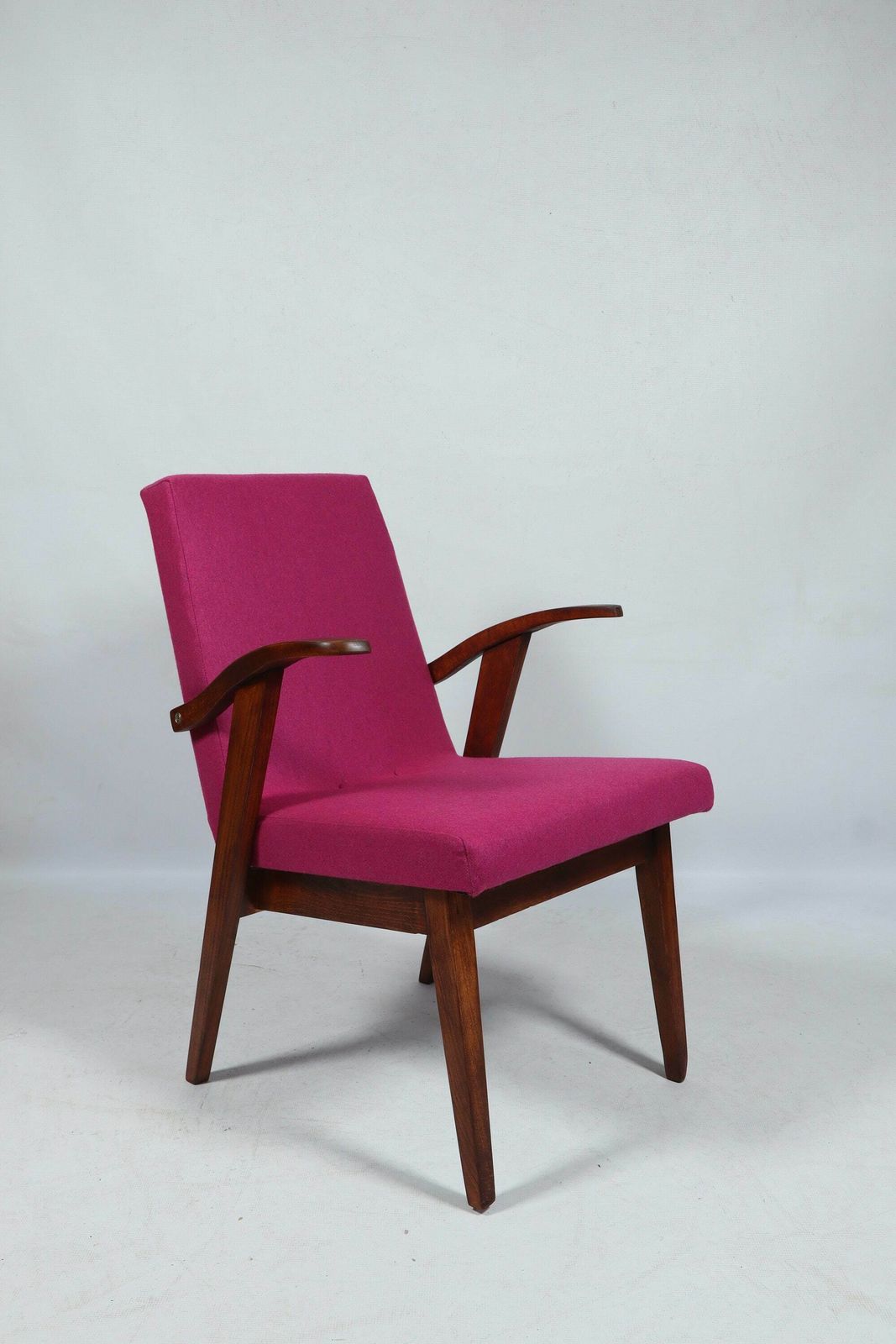 Fuchsia Wool Mid Century Armchair Wooden Lounge Chair Refurbished, 1960s, Poland