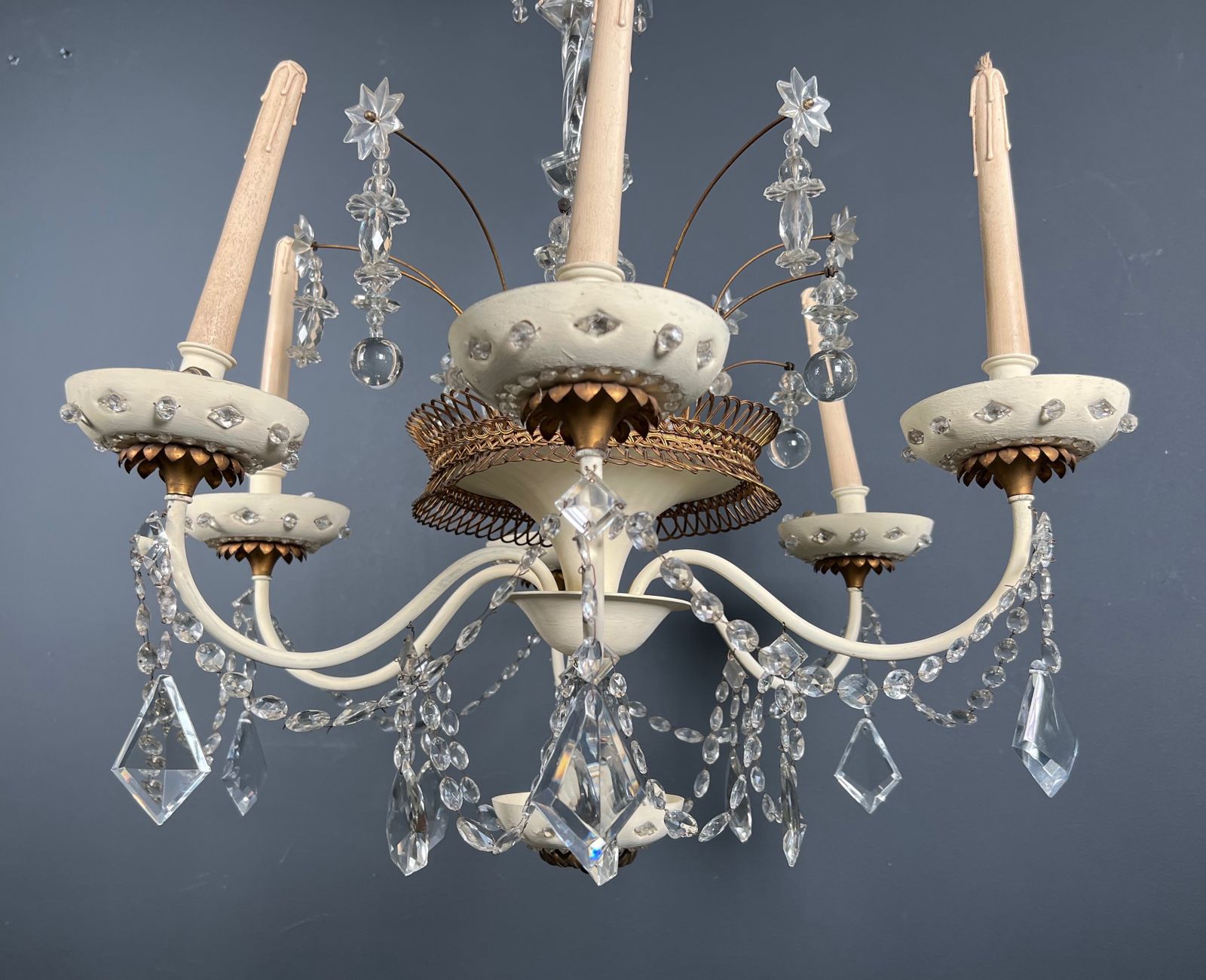 photo vintage Chandelier In Lacquered And Gilded Sheet Metal And Crystals From Maison Baguès. Circa 1940