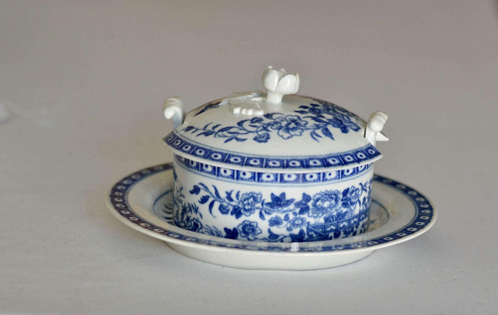 18th Century DR Wall Worcester Blue Butter Tub, Cover And Stand C1770 photo for sale