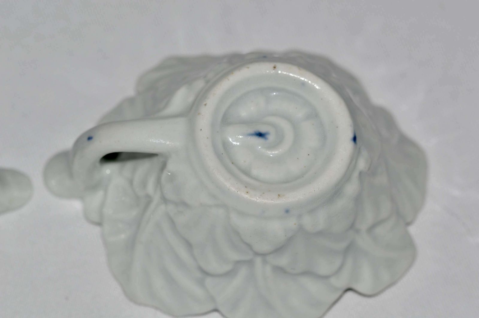 photo for sale 1758 60 An Attractive Pair Of Worcester Geranium Moulded Butterboats