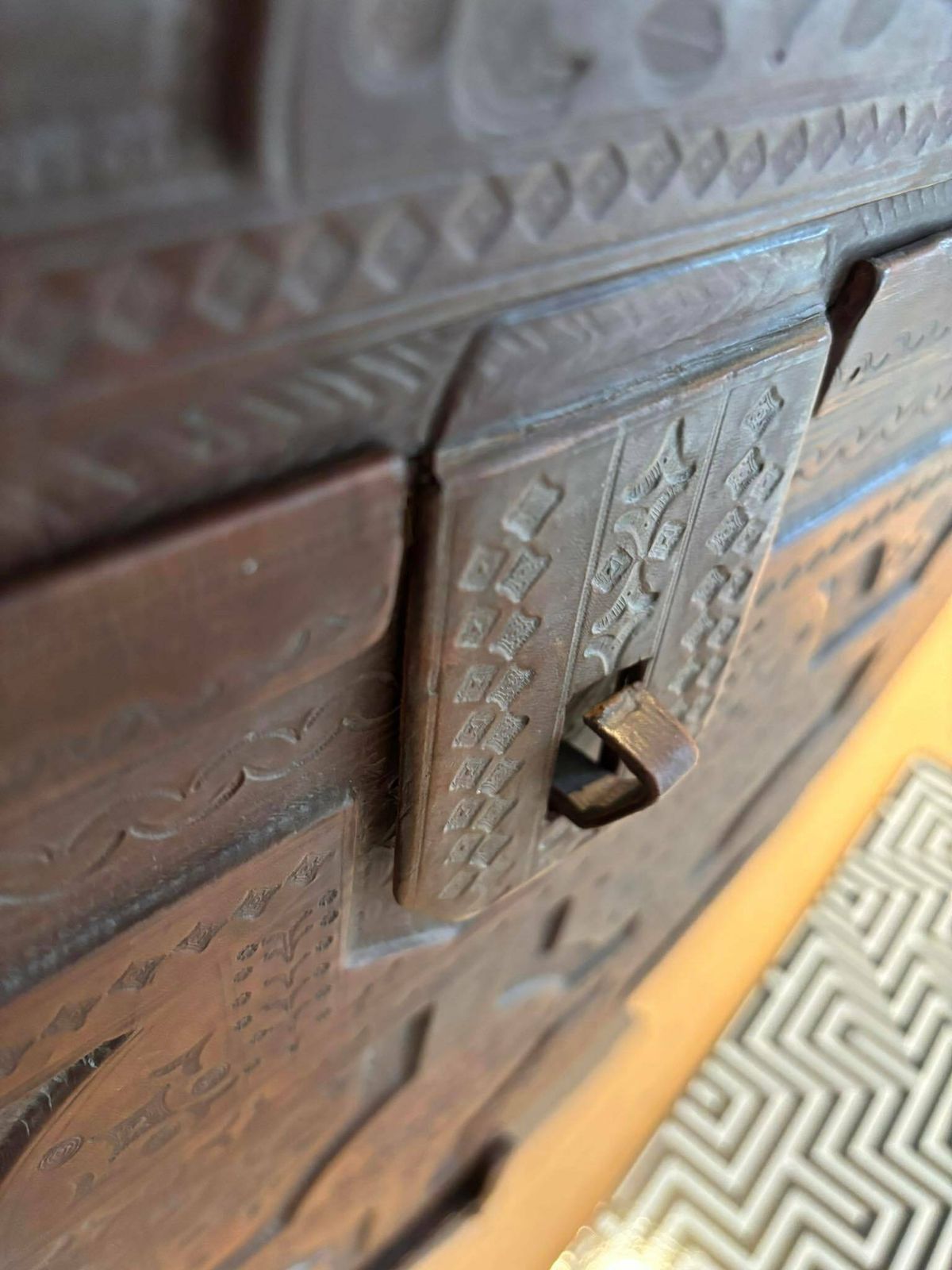 photo furniture Tuareg Chest Box Tribal Large Round Leather Berber Nomadic Art Authentic Handmade African Art Desk Decor Ornament Collector Gift Unique