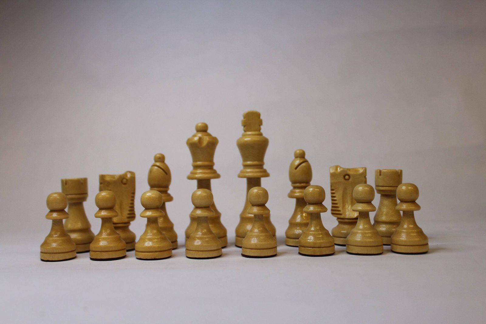 Vintage Quality Wooden Chess Set In A Wooden Box With A Knotted Grain Lid photo for sale