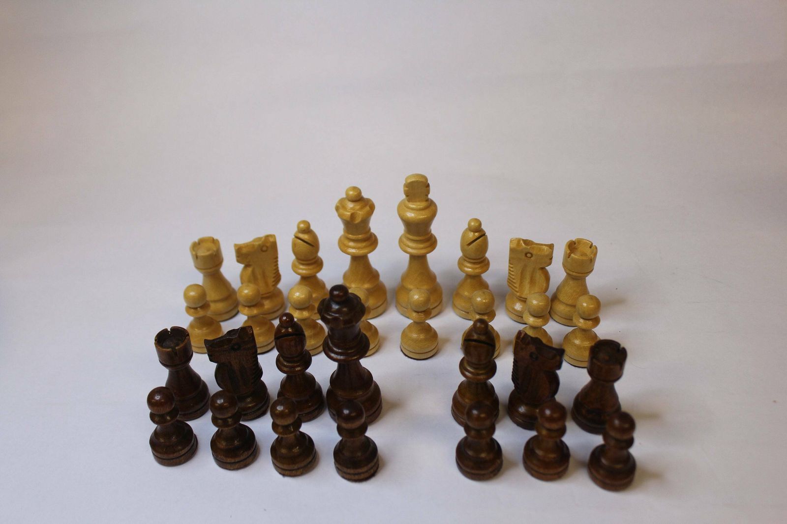 Vintage houten schaakspel in een houten doos met noestig deksel photo Woonaccessoires