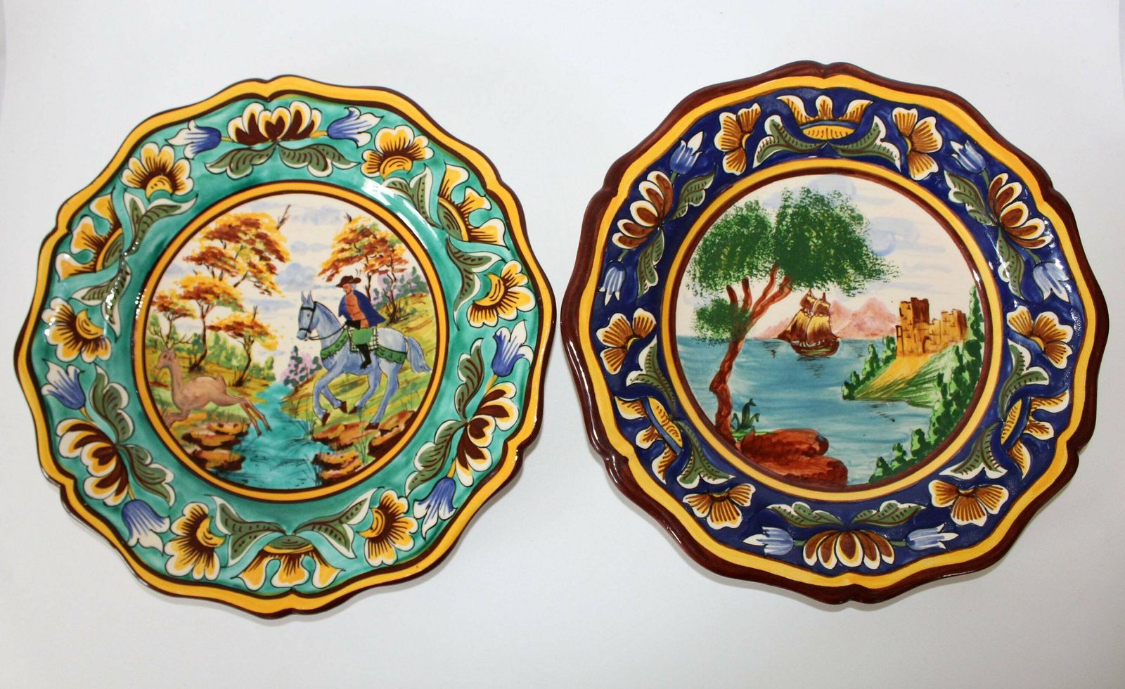 2 Vintage Franse Keramische Sierborden, Handgeschilderd, Ridder Te Paard, Kasteel En Zeilboot In Landschap, Reliëfrand, Majolicaglazuur photo furniture