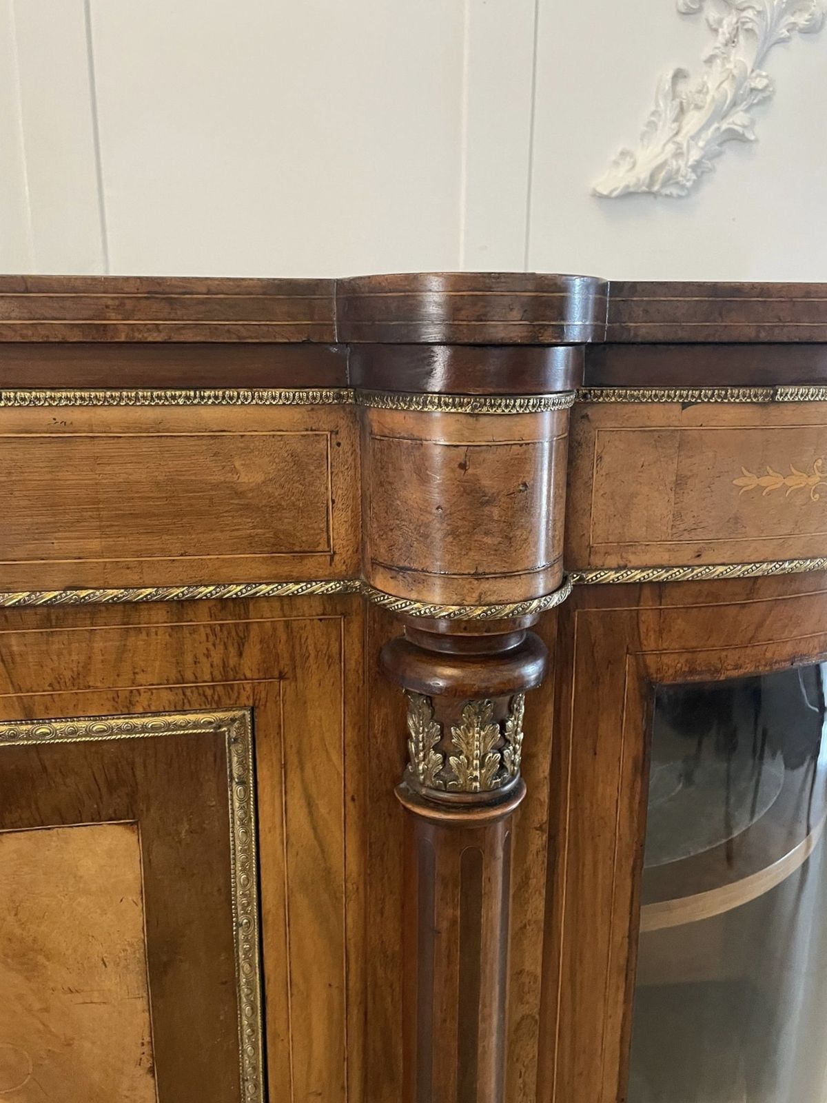 photo vinterior Superb Quality Antique 19th Century Burr Walnut Inlaid Credenza