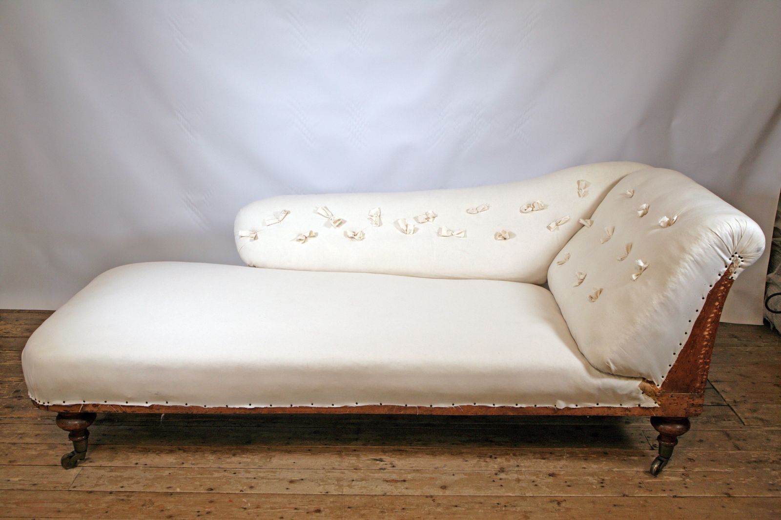 An Elegant Victorian Buttonback Chaise Longue With W Tonks & Sons Metalware