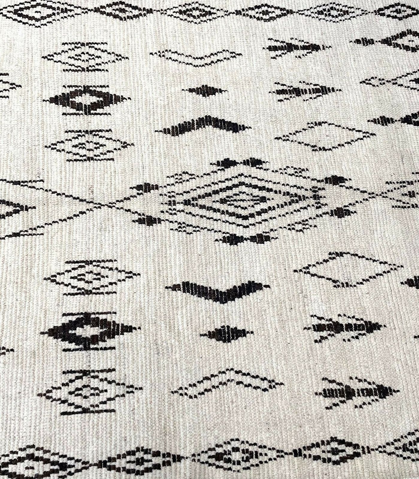 photo vintage A Vintage Handwoven Moroccan Berber Rug, With Tribal Diamond And Line Pattern By The Beni Ouarian Tribe