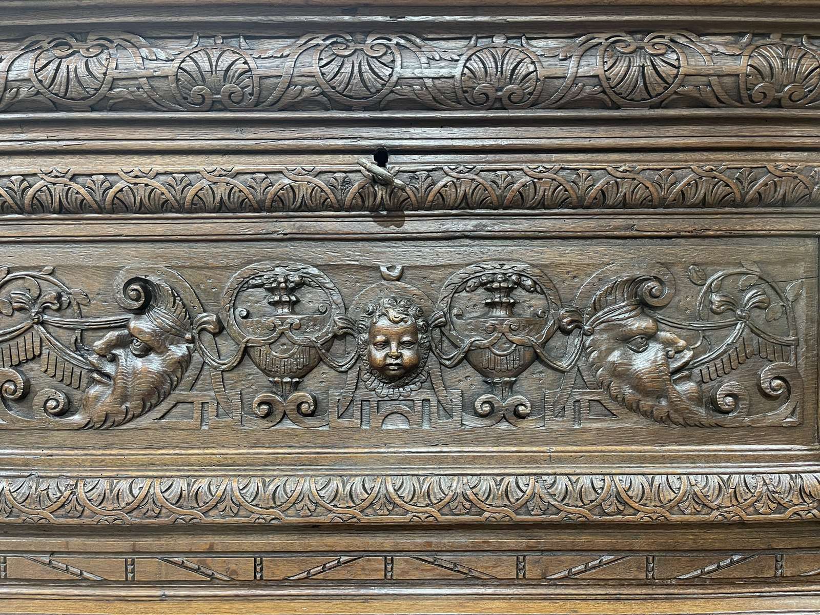 photo vintage Large Renaissance Oak Chest From The End Of The 17th Century