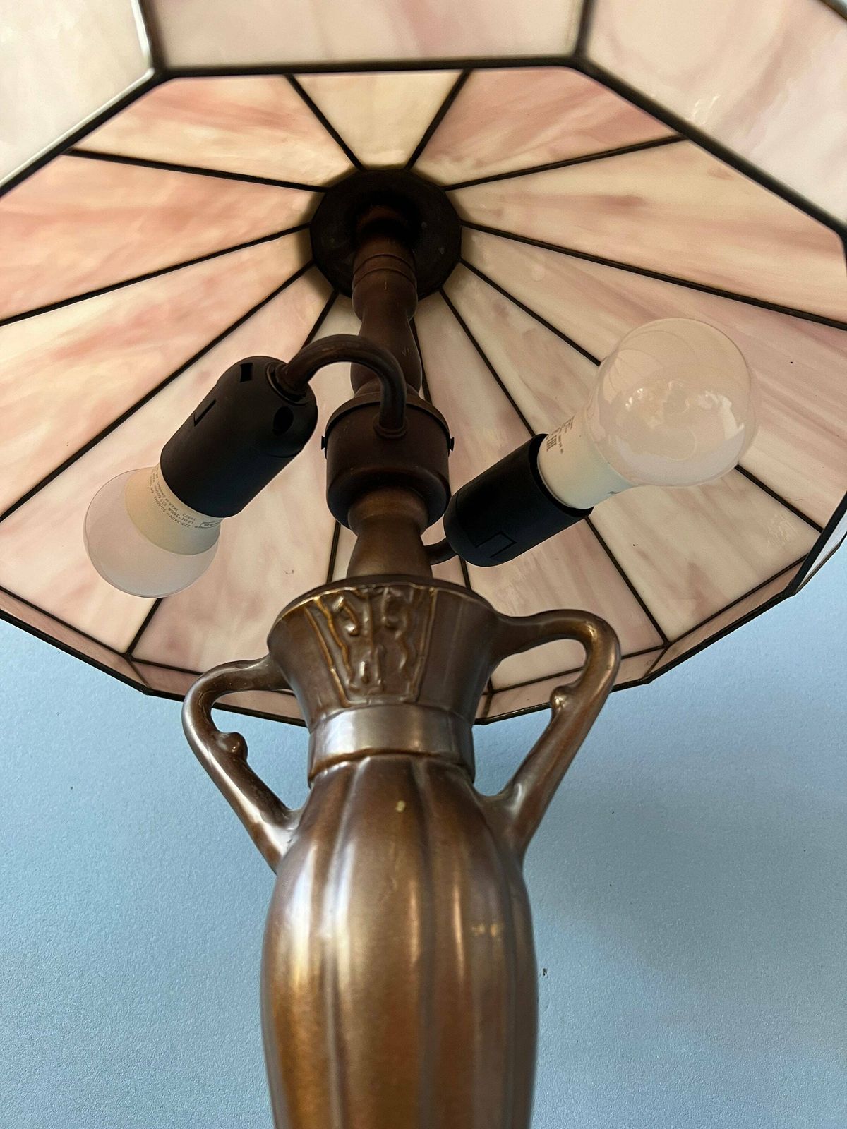 photo furniture Paarse Tiffany Art Deco Glas In Lood Tafellamp