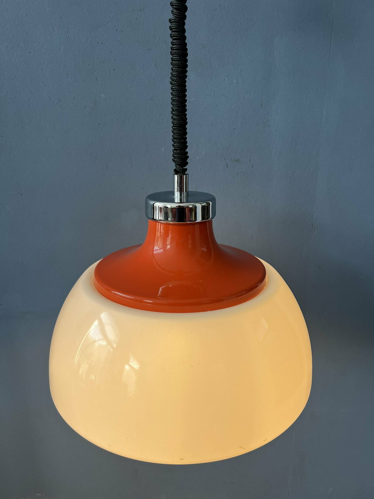 Mid Century Wit Plexiglas Space Age Hanglamp Met Rode Metalen Afdekking photo 346.0