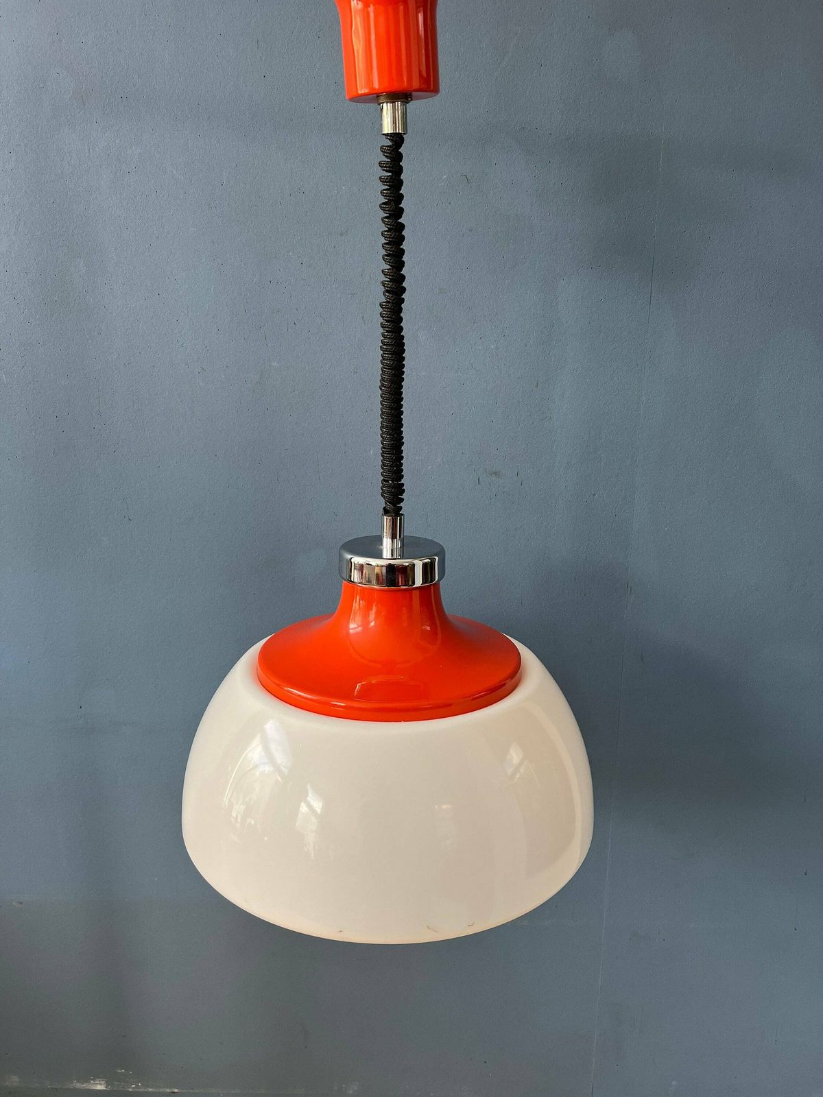 Mid Century Wit Plexiglas Space Age Hanglamp Met Rode Metalen Afdekking photo vinterior