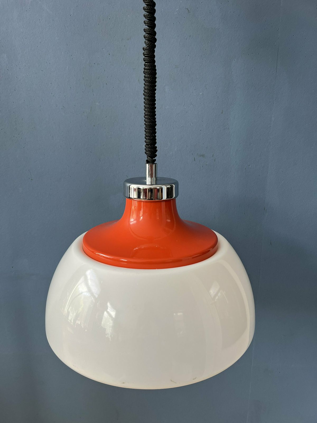 Mid Century Wit Plexiglas Space Age Hanglamp Met Rode Metalen Afdekking photo buy