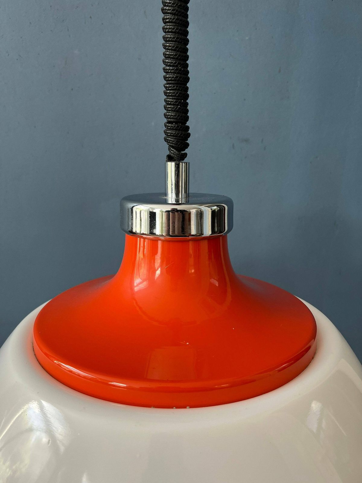 photo furniture Mid Century Wit Plexiglas Space Age Hanglamp Met Rode Metalen Afdekking