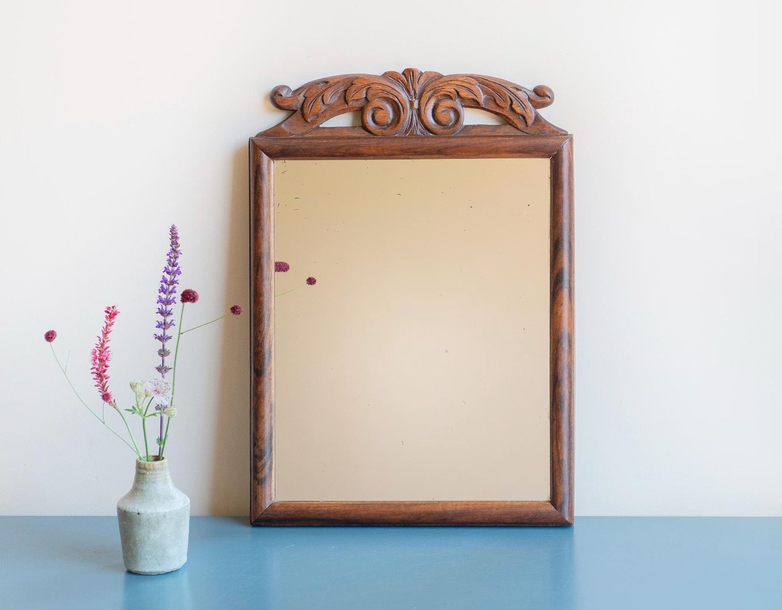 Miroir mural d'époque en chêne, cadre sculpté à la main, décor campagne, style victorien photo Décoration