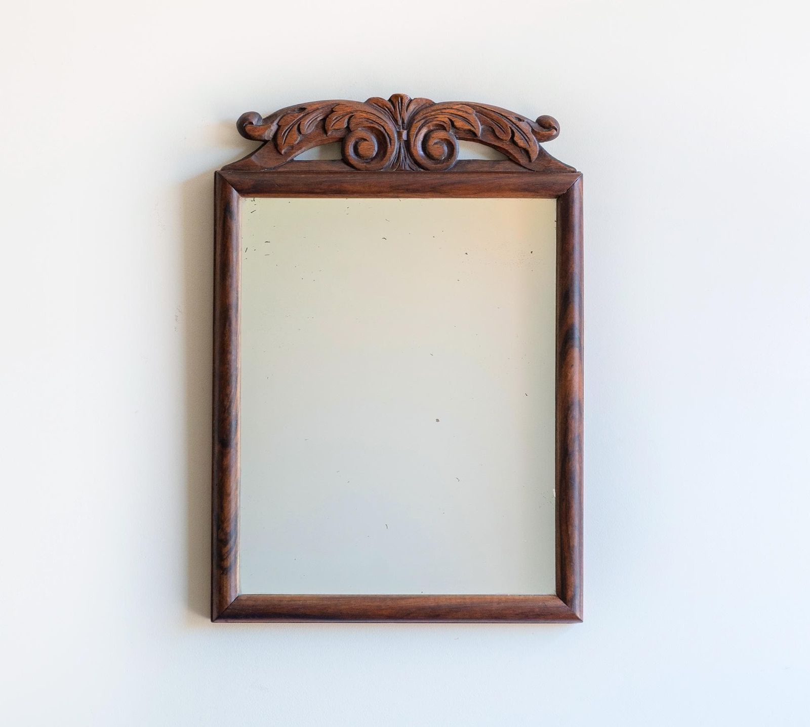 Miroir mural d'époque en chêne, cadre sculpté à la main, décor campagne, style victorien photo vinterior