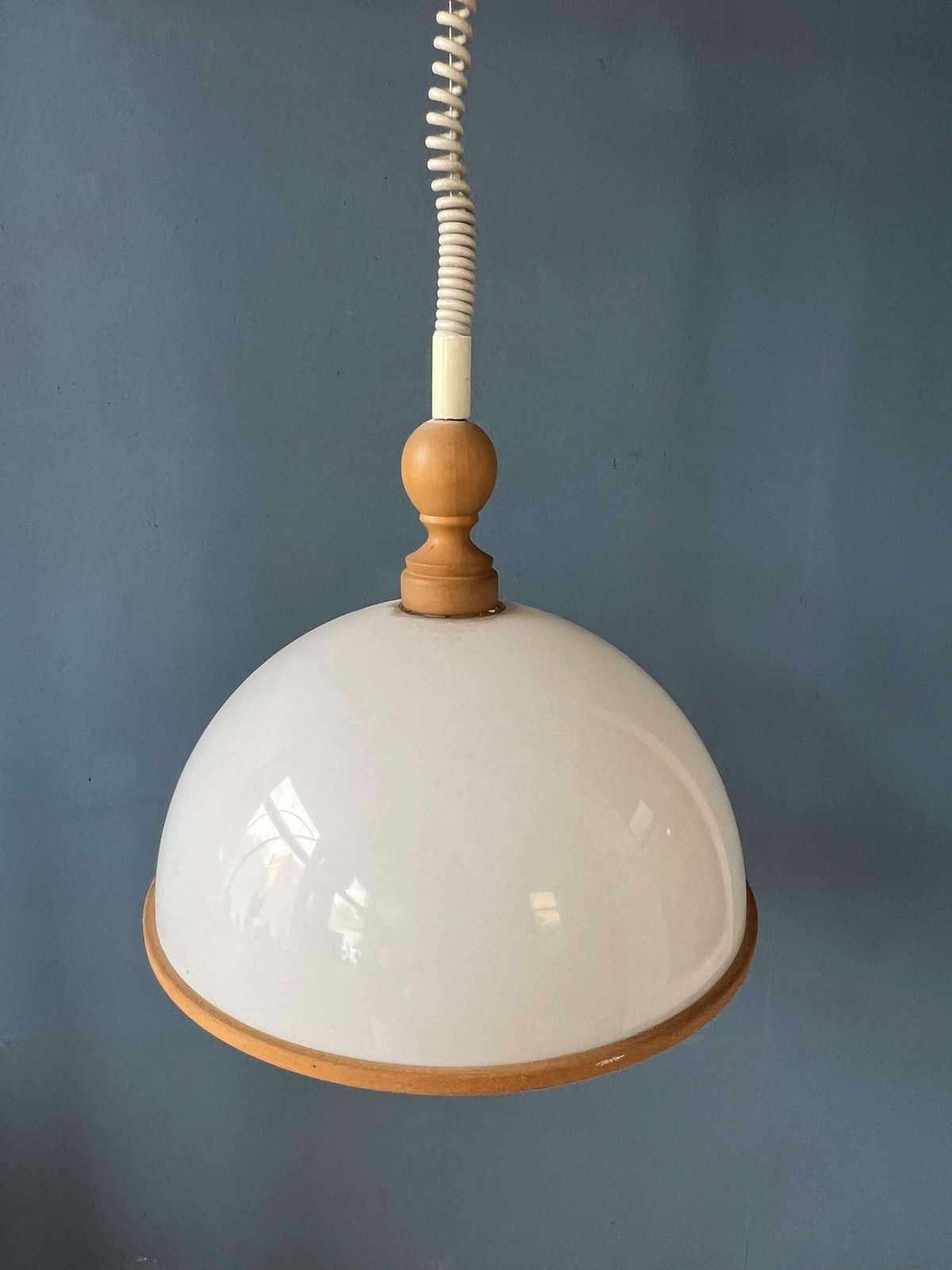 Witte Steinhauer Hanglamp Van Plexiglas Met Houten Elementen photo vinterior