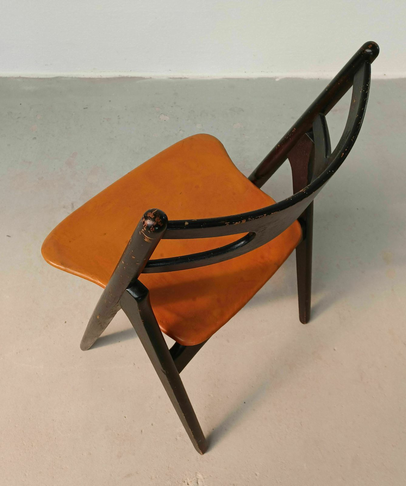 Patinated Hans Wegner Sawbuck Chair With Original Leather 1950s photo vintage
