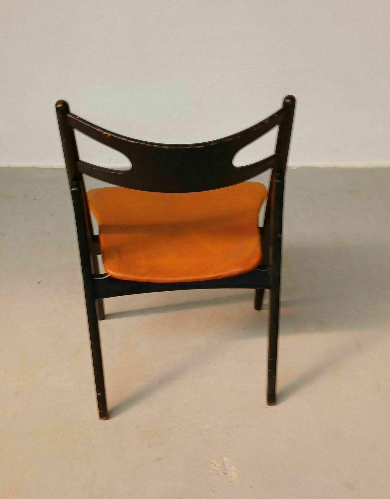 photo furniture Patinated Hans Wegner Sawbuck Chair With Original Leather 1950s