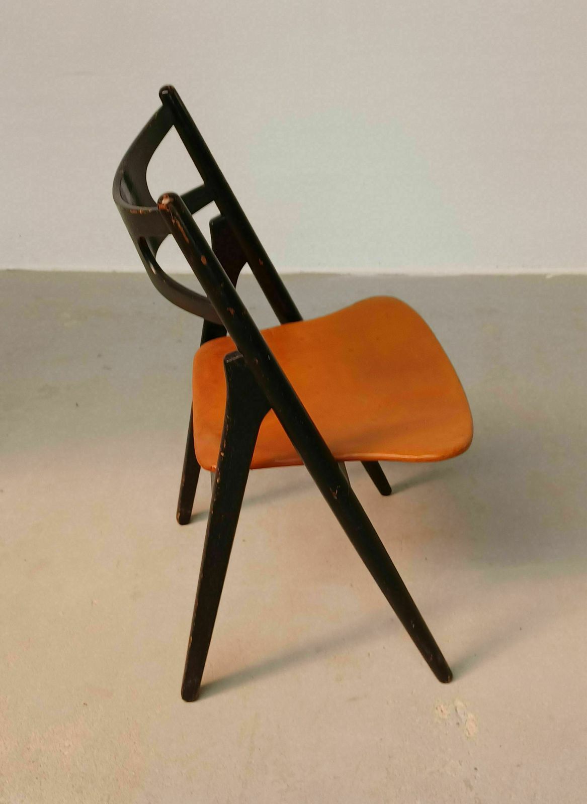 820.0 Patinated Hans Wegner Sawbuck Chair With Original Leather 1950s photo