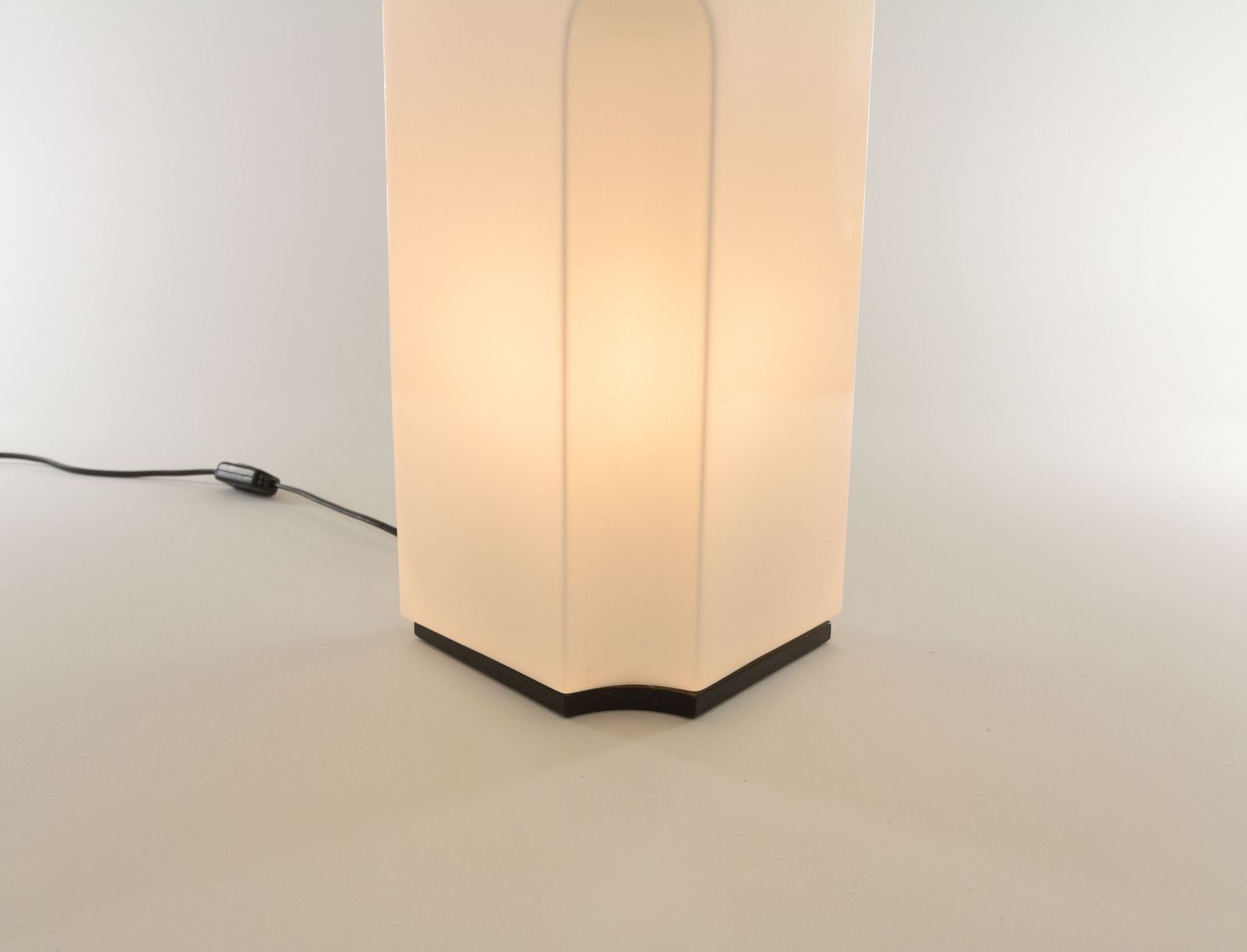 photo furniture Large Tiki Table Lamp By Kazuhide Takahama For Leucos, 1980s